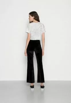Even&Odd Damen Velvet Flared Leg Trousers - Stoffhose - Black -Even&Odd Verkäufe 2023 75cf528def204d9db43792beb99b19fd