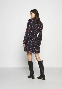 Even&Odd CINTERED V NECK ALL OVER MESH MINI VOLANT DRESS - Freizeitkleid - Black/red | Damen -Even&Odd Verkäufe 2023 84eee7edc992403fb78b99947093c6db