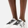 Even&Odd Damen DISNEY MICKEY MOUSE - Sneaker Low - White 1 Even&Odd Damen DISNEY MICKEY MOUSE - Sneaker Low - White -Even&Odd Verkäufe 2023 888482fb20554fa8aabffd8d6c618a75