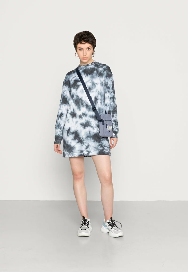 Even&Odd Damen CREW NECK TYE DIE DRESS - Freizeitkleid - Black/white 4 Even&Odd Damen CREW NECK TYE DIE DRESS - Freizeitkleid - Black/white – Bild 2