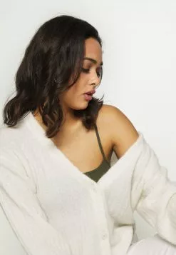 Even&Odd Damen 2 PACK - Top - Black/khaki 14 Even&Odd Damen 2 PACK - Top - Black/khaki -Even&Odd Verkäufe 2023 ed2ec1dd117644a4bb780677e1a4e98a